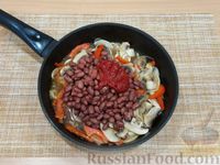 Фото приготовления рецепта: Фасоль в томатном соусе с грибами и болгарским перцем (на сковороде) - шаг №7