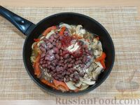 Фото приготовления рецепта: Фасоль в томатном соусе с грибами и болгарским перцем (на сковороде) - шаг №8
