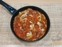 Фото приготовления рецепта: Фасоль в томатном соусе с грибами и болгарским перцем (на сковороде) - шаг №9