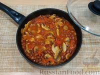 Фото приготовления рецепта: Фасоль в томатном соусе с грибами и болгарским перцем (на сковороде) - шаг №10