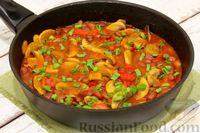 Фото приготовления рецепта: Фасоль в томатном соусе с грибами и болгарским перцем (на сковороде) - шаг №12