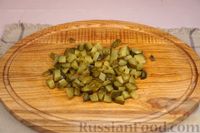 Фото приготовления рецепта: Салат с копченой скумбрией, картофелем, маринованными огурцами и кукурузой - шаг №4