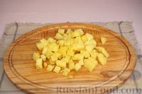 Фото приготовления рецепта: Салат с копченой скумбрией, картофелем, маринованными огурцами и кукурузой - шаг №7