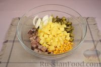 Фото приготовления рецепта: Салат с копченой скумбрией, картофелем, маринованными огурцами и кукурузой - шаг №8