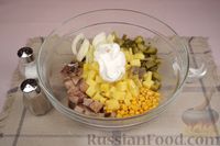 Фото приготовления рецепта: Салат с копченой скумбрией, картофелем, маринованными огурцами и кукурузой - шаг №9