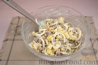 Фото приготовления рецепта: Салат с копченой скумбрией, картофелем, маринованными огурцами и кукурузой - шаг №10