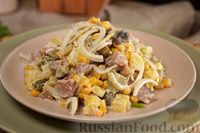 Фото к рецепту: Салат с копченой скумбрией, картофелем, маринованными огурцами и кукурузой