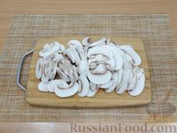 Фото приготовления рецепта: Свинина, тушенная с грибами в сметанном соусе - шаг №7