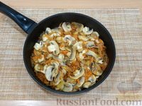 Фото приготовления рецепта: Свинина, тушенная с грибами в сметанном соусе - шаг №9