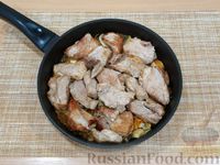 Фото приготовления рецепта: Свинина, тушенная с грибами в сметанном соусе - шаг №10