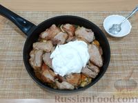 Фото приготовления рецепта: Свинина, тушенная с грибами в сметанном соусе - шаг №11
