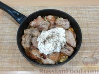 Фото приготовления рецепта: Свинина, тушенная с грибами в сметанном соусе - шаг №12