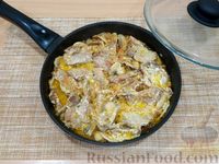 Фото приготовления рецепта: Свинина, тушенная с грибами в сметанном соусе - шаг №13