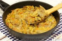 Фото приготовления рецепта: Свинина, тушенная с грибами в сметанном соусе - шаг №14