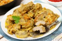 Фото приготовления рецепта: Свинина, тушенная с грибами в сметанном соусе - шаг №17