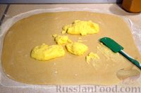 Фото приготовления рецепта: Дрожжевой пирог-улитка с вишней и заварным кремом - шаг №10