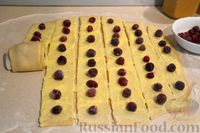 Фото приготовления рецепта: Дрожжевой пирог-улитка с вишней и заварным кремом - шаг №12