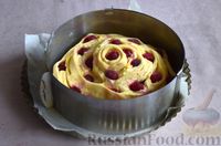 Фото приготовления рецепта: Дрожжевой пирог-улитка с вишней и заварным кремом - шаг №15