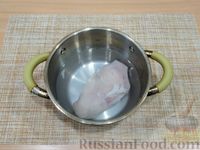 Фото приготовления рецепта: Манная каша на курином бульоне, с филе и зеленью - шаг №2