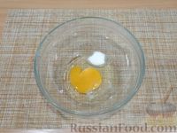 Фото приготовления рецепта: Картофельные блинчики с яйцами и зелёным луком - шаг №3