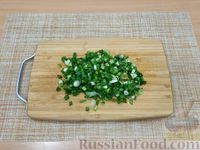 Фото приготовления рецепта: Картофельные блинчики с яйцами и зелёным луком - шаг №16