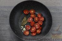 Фото приготовления рецепта: Хек, тушенный с помидорами черри, оливками и маслинами - шаг №5