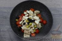 Фото приготовления рецепта: Хек, тушенный с помидорами черри, оливками и маслинами - шаг №8