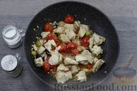 Фото приготовления рецепта: Хек, тушенный с помидорами черри, оливками и маслинами - шаг №10
