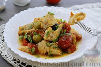 Фото к рецепту: Хек, тушенный с помидорами черри, оливками и маслинами
