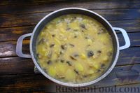 Фото приготовления рецепта: Гороховый суп-пюре с жареными шампиньонами (на курином бульоне) - шаг №14
