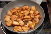 Фото приготовления рецепта: Картошка, тушенная с курицей - шаг №5
