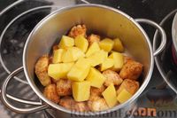 Фото приготовления рецепта: Картошка, тушенная с курицей - шаг №8