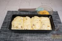 Фото приготовления рецепта: Сдобные булочки с изюмом и медово-лимонной глазурью - шаг №17