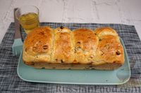 Фото приготовления рецепта: Сдобные булочки с изюмом и медово-лимонной глазурью - шаг №22