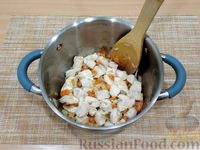 Фото приготовления рецепта: Куриный суп с грибами и паприкой - шаг №5