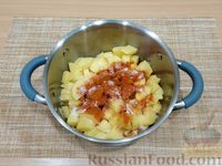 Фото приготовления рецепта: Куриный суп с грибами и паприкой - шаг №8