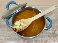 Фото приготовления рецепта: Куриный суп с грибами и паприкой - шаг №10