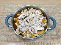 Фото приготовления рецепта: Куриный суп с грибами и паприкой - шаг №12