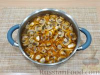 Фото приготовления рецепта: Куриный суп с грибами и паприкой - шаг №13