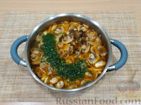 Фото приготовления рецепта: Куриный суп с грибами и паприкой - шаг №14