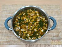 Фото приготовления рецепта: Куриный суп с грибами и паприкой - шаг №15