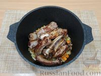 Фото приготовления рецепта: Свиные рёбрышки с овощами - шаг №7