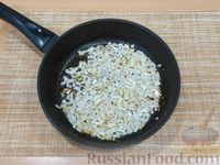 Фото приготовления рецепта: Рис с фасолью в томатном соусе (на сковороде) - шаг №3