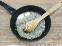 Фото приготовления рецепта: Рис с фасолью в томатном соусе (на сковороде) - шаг №4