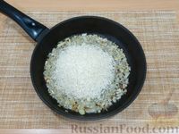 Фото приготовления рецепта: Рис с фасолью в томатном соусе (на сковороде) - шаг №6