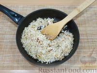 Фото приготовления рецепта: Рис с фасолью в томатном соусе (на сковороде) - шаг №7