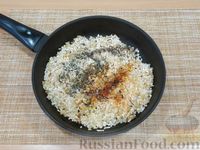 Фото приготовления рецепта: Рис с фасолью в томатном соусе (на сковороде) - шаг №8