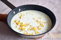 Фото приготовления рецепта: Макароны с молоком и сыром (на сковороде) - шаг №3