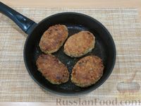Фото приготовления рецепта: Картофельные котлеты с грибами и овсяными хлопьями - шаг №15