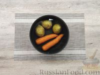 Фото приготовления рецепта: Слоёный салат с курицей, овощами, сыром и яйцами - шаг №4